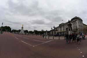 Londen, Engeland - juli 15 2017 - toerist nemen afbeeldingen Bij Buckingham paleis foto