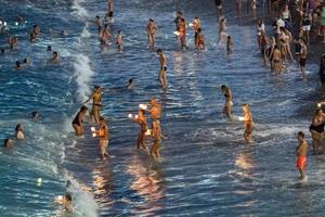 camogli, Italië - augustus 6 2017 - stella maris traditioneel kaarsen Aan de zee viering foto