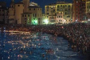 camogli, Italië - augustus 6 2017 - stella maris traditioneel kaarsen Aan de zee viering foto