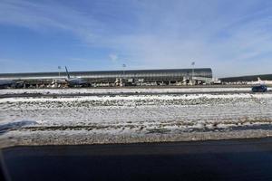 Parijs, Frankrijk - februari 10 2018 - Parijs luchthaven gedekt door sneeuw foto