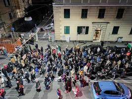 Genua, Italië - januari 15 2022 - Nee groen voorbij gaan aan Nee vax protest foto