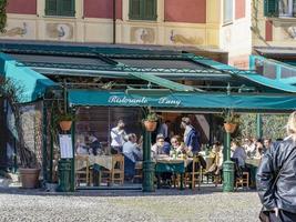 portofino, Italië - maart 14 2021 - pittoresk Italiaans dorp druk de laatste dag voordat covid vergrendeling foto