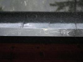 hagelbui Aan balkon in berg hagelstenen terwijl vallend foto