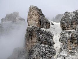 drie pieken van lavaredo vallei dolomieten bergen panorama landschap foto