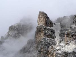 drie pieken van lavaredo vallei dolomieten bergen panorama landschap foto
