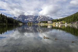 misurina meer dolomieten landschap panorama in zomer foto