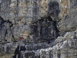 beklimming onder de regen in drie pieken van lavaredo vallei dolomieten bergen foto