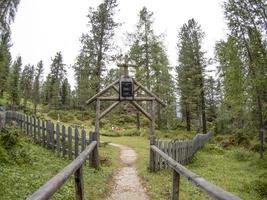 ik wereld oorlog oud hout kerk en begraafplaats in dolomieten valparola foto