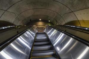 ondergronds metro metro in beweging roltrap in Washington dc foto