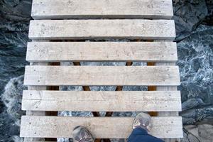 geschorst hout brug Aan IJslands rivier- foto