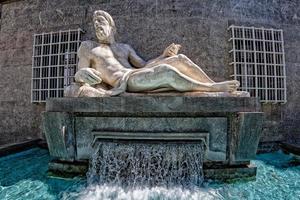 po rivier- standbeeld in Turijn foto