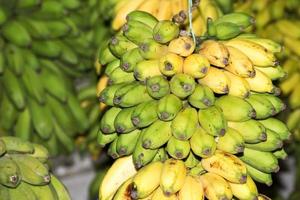 bananen Bij de markt dichtbij omhoog detail foto