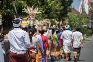 Bali, Indonesië - augustus 17, 2016 - balinees monnik en aanbidder Bij de tempel voor vol maan viering foto