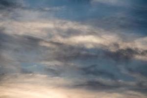 natuurlijk licht blauw bewolkt lucht achtergrond Bij zonsondergang foto