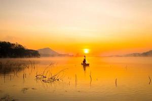 Dames Aan kajak rijen in de reservoir gedurende de zonsopkomst, harak Woud park huai naam Mens reservoir loei Thailand 21 jan 2023 foto