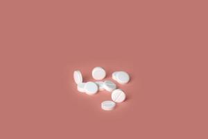 groep van wit medisch pillen geïsoleerd Aan roze achtergrond. selectief focus. concept van Gezondheid foto