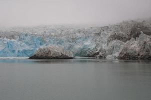 Spitsbergen Spitsbergen gletsjer visie met klein ijsberg foto