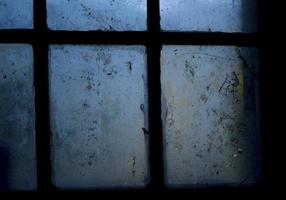 een kelder venster met de blauw achteruitgang foto