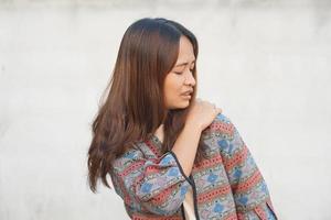 Aziatisch vrouw hebben schouder pijn foto