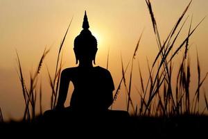 grote Boeddha silhouet zonsondergang background.makha bucha day.vesak day.asanha bucha.buddhist uitgeleend. foto