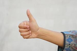 Aziatisch vrouw verhogen hand- tonen Super goed teken foto