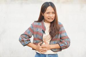 Aziatisch vrouw hebben menstruatie- pijn foto