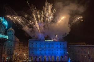 Genua, Italië - december, 19 2015 - gelukkig nieuw jaar en vrolijk Kerstmis vuurwerk foto