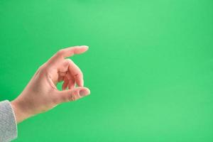 vrouw hand- Aan een groen achtergrond foto
