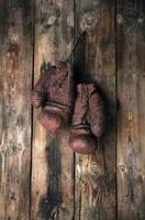 heel oud leer bruin boksen handschoenen hangen foto