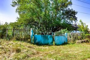 mooi oud poort van verlaten huis in dorp Aan natuurlijk achtergrond foto