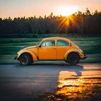 oud geel auto Aan de weg foto