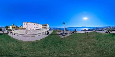 onderzoeken de verborgen edelstenen van salo Aan de Italiaans Garda meer in Italië - 360 panorama, februari 2023 foto