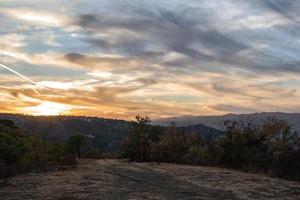 spectaculair zonsondergang over- landschap Bij bergen in Georgië in herfst. foto