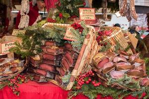 trente, Italië - december 1, 2015 - mensen Bij traditioneel Kerstmis markt foto