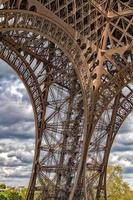 tour eiffel Parijs toren symbool dichtbij omhoog detail foto