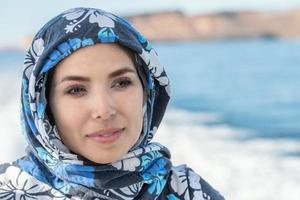 mooi vrouw Arabisch gekleed portret Aan zee achtergrond foto