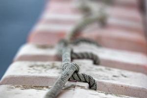 knoop Aan boot bolder detail Aan blauw water achtergrond foto