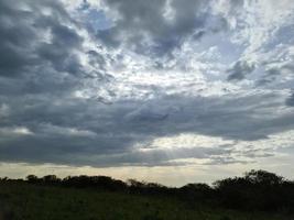 prachtig zicht bij zonnestralen met wat lensflares en wolken in een blauwe lucht foto