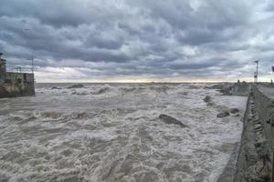zee storm Aan de kust foto