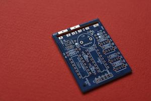 blauw microcontroller chippen. een spaander met een verwerker. een spaander voor in elkaar zetten de apparaat. foto