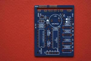 blauw microcontroller chippen. een spaander met een verwerker. een spaander voor in elkaar zetten de apparaat. foto