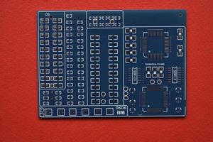 blauw microcontroller chippen. een spaander met een verwerker. een spaander voor in elkaar zetten de apparaat. foto