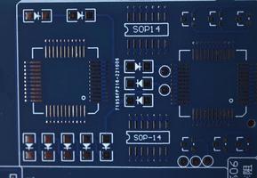 blauw microcontroller chippen. een spaander met een verwerker. een spaander voor in elkaar zetten de apparaat. foto