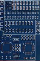 blauw microcontroller chippen. een spaander met een verwerker. een spaander voor in elkaar zetten de apparaat. foto