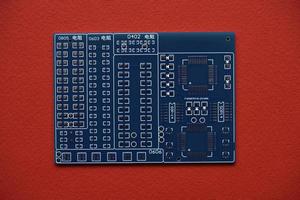 blauw microcontroller chippen. een spaander met een verwerker. een spaander voor in elkaar zetten de apparaat. foto