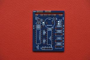 blauw microcontroller chippen. een spaander met een verwerker. een spaander voor in elkaar zetten de apparaat. foto