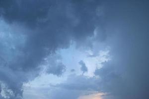 donker blauw wolk met wit licht lucht achtergrond en middernacht avond tijd foto