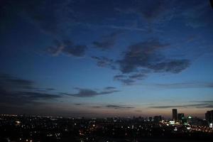 donker blauw wolk met wit licht lucht achtergrond en middernacht avond tijd foto