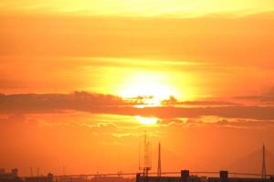 zonsondergang donker blauw wolk met wit gouden licht lucht achtergrond en stad licht middernacht avond tijd foto