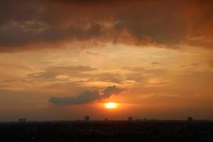 zonsondergang donker blauw wolk met wit gouden licht lucht achtergrond en stad licht middernacht avond tijd foto